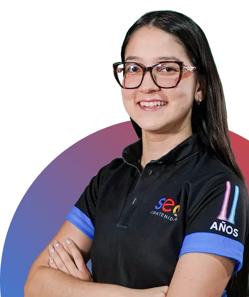 Profesional sonriente en camiseta de marca, representando servicios de contenido y marketing digital.