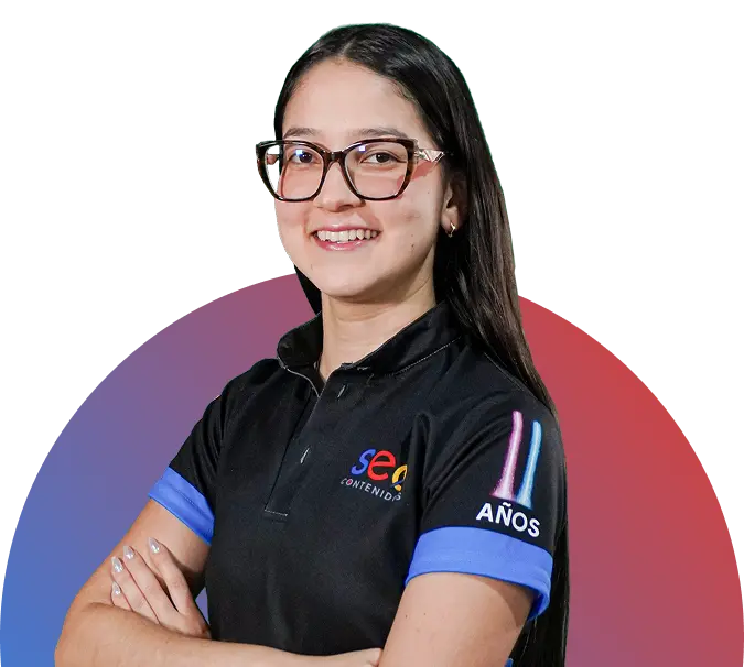 Profesional sonriente con gafas, vestida con camiseta de la marca, representa los servicios de la empresa.