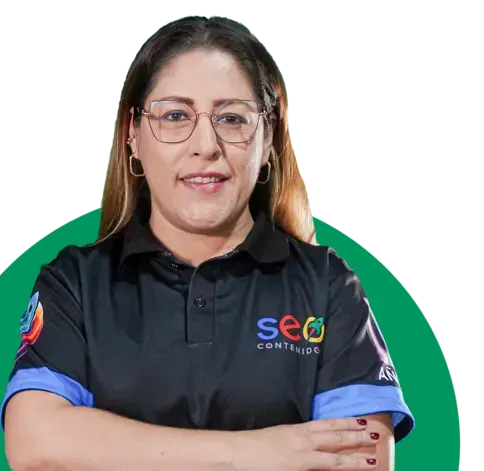 Profesional de SEO sonriente, vestida con camiseta de la academia, lista para compartir conocimientos y opiniones.