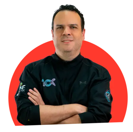 Eduardo Marín CEO de SEO Contenidos sonriendo cruzado de brazos