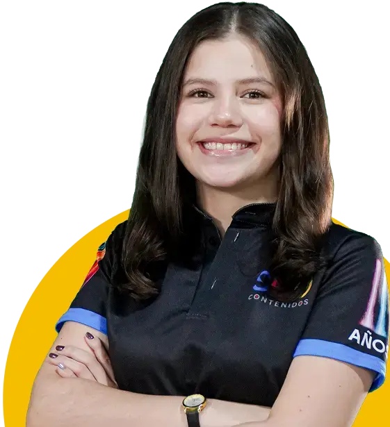 Profesional sonriente con camiseta de la marca, mostrando confianza y cercanía en un fondo amarillo.