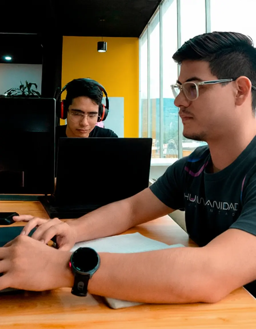 Personas trabajando