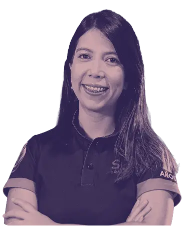 Mujer sonriente con camiseta de trabajo, mostrando confianza y profesionalismo en el equipo de la empresa.