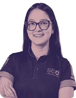 Mujer sonriente con gafas y camiseta de la empresa, representando al equipo de SEO Contenidos.