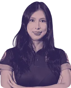 Mujer sonriente con camiseta de equipo, mostrando confianza y profesionalismo, representando al equipo en "Nuestro Equipo Nosotros".