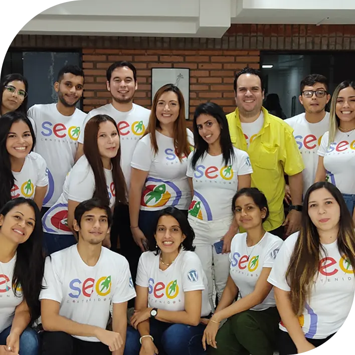 Equipo de SEO en un evento grupal, todos vistiendo camisetas con el logotipo de la organización.