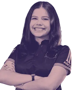 Mujer sonriente con brazos cruzados, vestida con camiseta de equipo, transmitiendo confianza y profesionalismo.