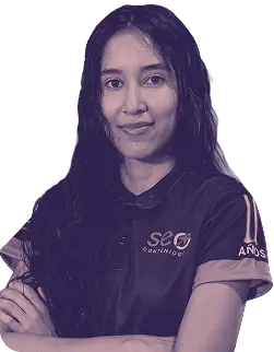 Mujer sonriente con camiseta de SEO Contínuo, mostrando confianza y profesionalismo en el equipo.
