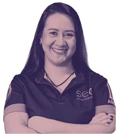 Miembro del equipo de contenido, sonriente y con una actitud positiva, vestida con camiseta de la empresa.