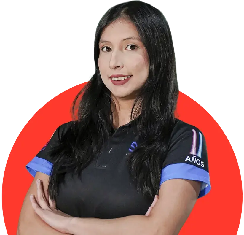 Mujer sonriente con camiseta negra y detalles azules, transmitiendo confianza y profesionalismo en un fondo rojo.