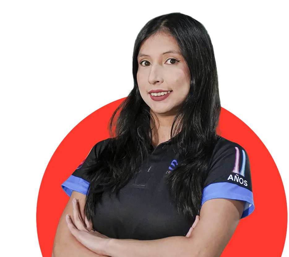 Mujer sonriente con camiseta negra y detalles azules, representando la cultura y valores de la organización.
