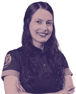 Mujer sonriente con cabello largo y oscuro, vestida con camisa de equipo, representando al grupo profesional.