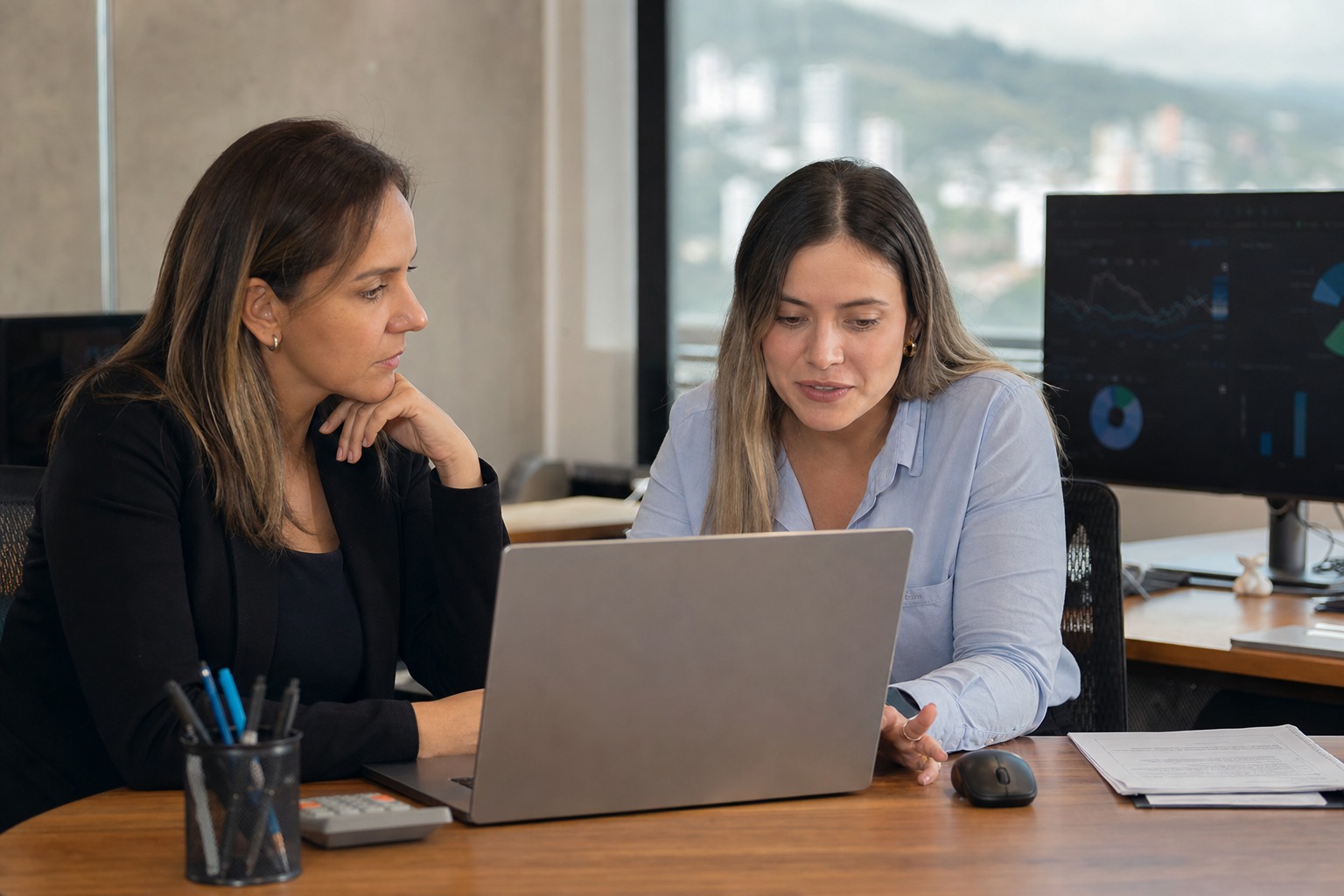 Equipo de cobranzas usando inteligencia artificial para gestionar pagos con empatía