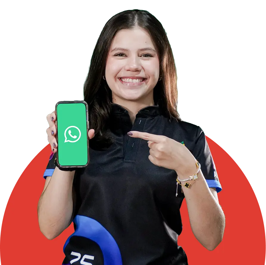 Mujer sonriente muestra un teléfono con el logo de WhatsApp, destacando la comunicación en la empresa.