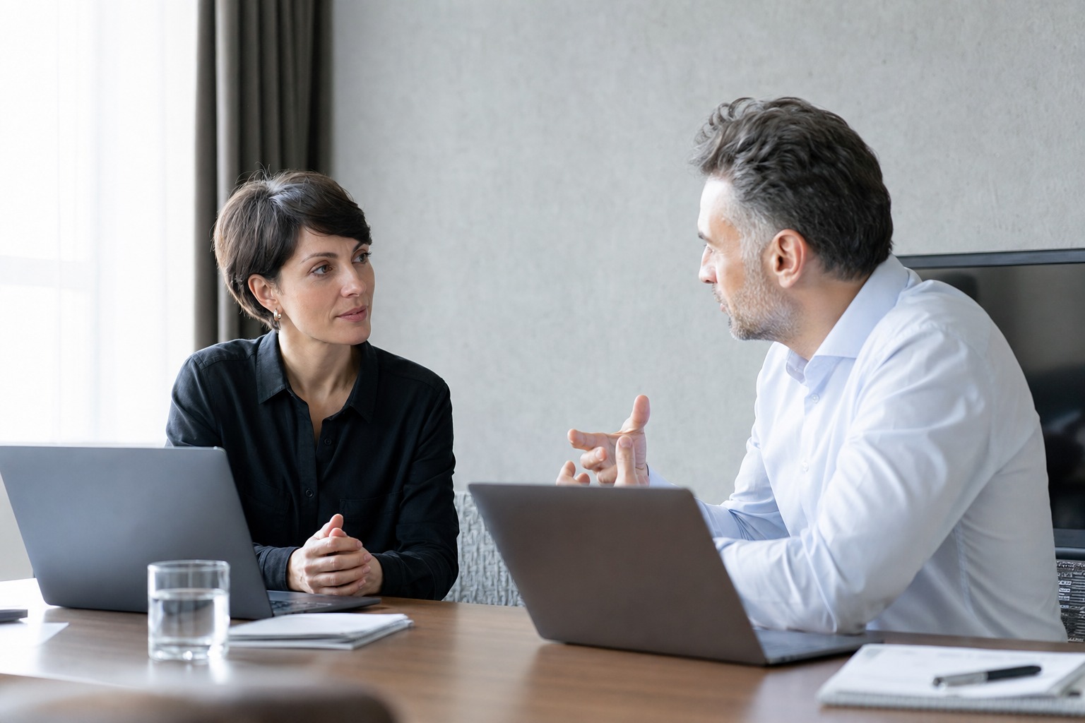 Profesionales conversando con empatía y autenticidad en una oficina moderna