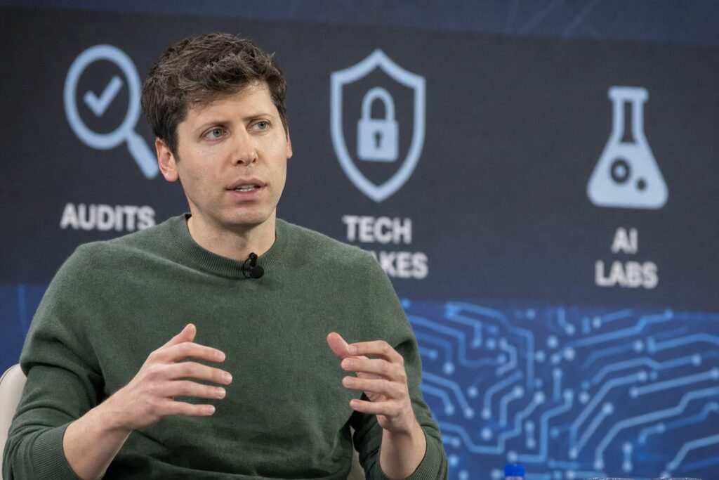 Sam Altman y el debate sobre quien debe frenar la IA de frontera